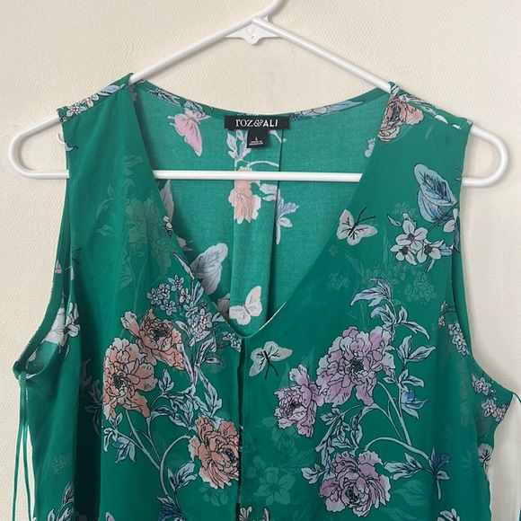 Sleeveless green blouse with flowers. Tie-front. - Picture 5 of 7